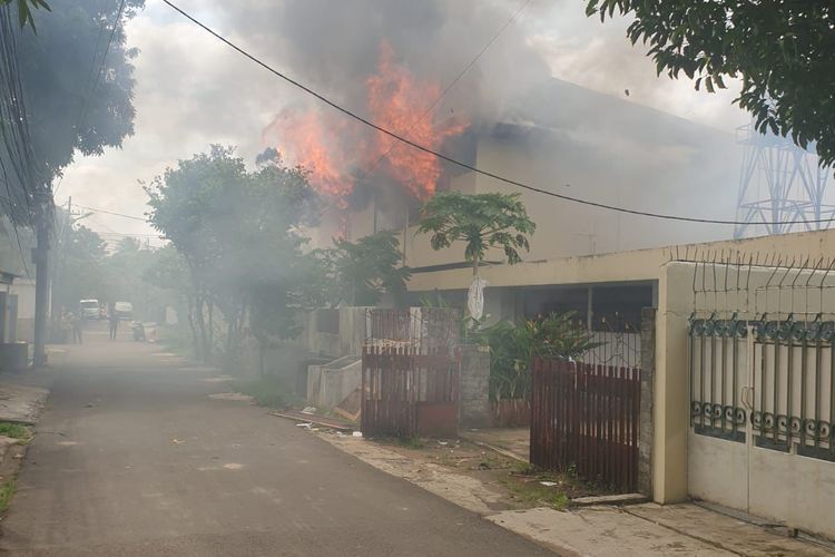 Kebakaran rumah lantai dua di jalan Cilandak bawah II, Cilandak