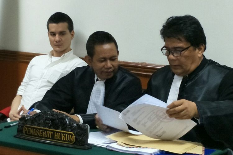 Artis peran Steve Emmanuel (kiri) didampingi tim kuasa hukum menjalani sidang lanjutan kasus dugaan narkoba di Pengadilan Negeri Jakarta Barat, Slipi, Kamis (23/5/2019).