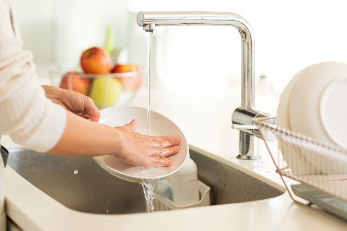 Tahukah kamu, spons cuci piring di dapur mengandung mikroplastik. Namun, bukan cuma spons yang berdampak bagi lingkungan. 