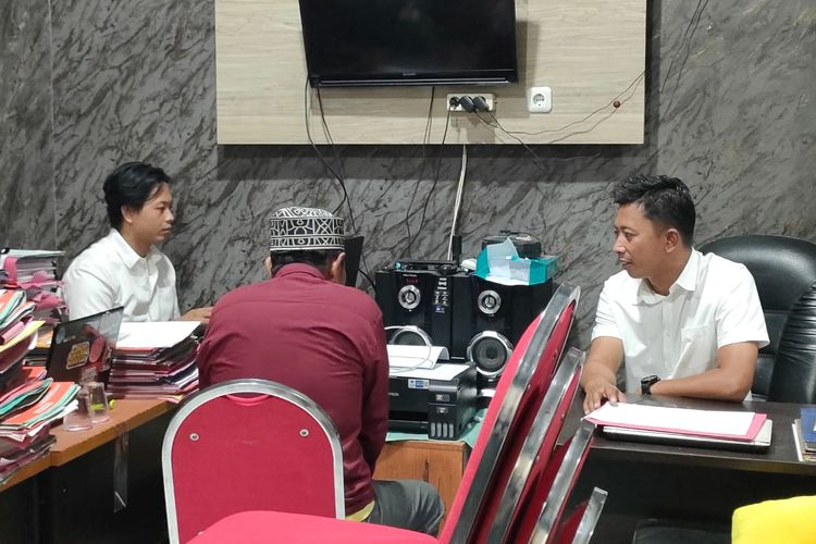 Salah satu saksi saat diperiksa oleh penyidik unit Perlindungan Perempuan dan Anak (PPA) Polres Bangkalan, Rabu (21/5/2025), terkait penganiayaan seorang siswa SMP.