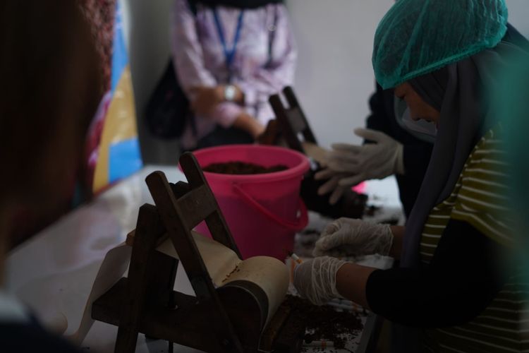 Peserta Bimtek GMP mempelajari praktik produksi rokok sesuai standar manufaktur yang baik sebagai upaya menjaga mutu sekaligus keberlanjutan industri.