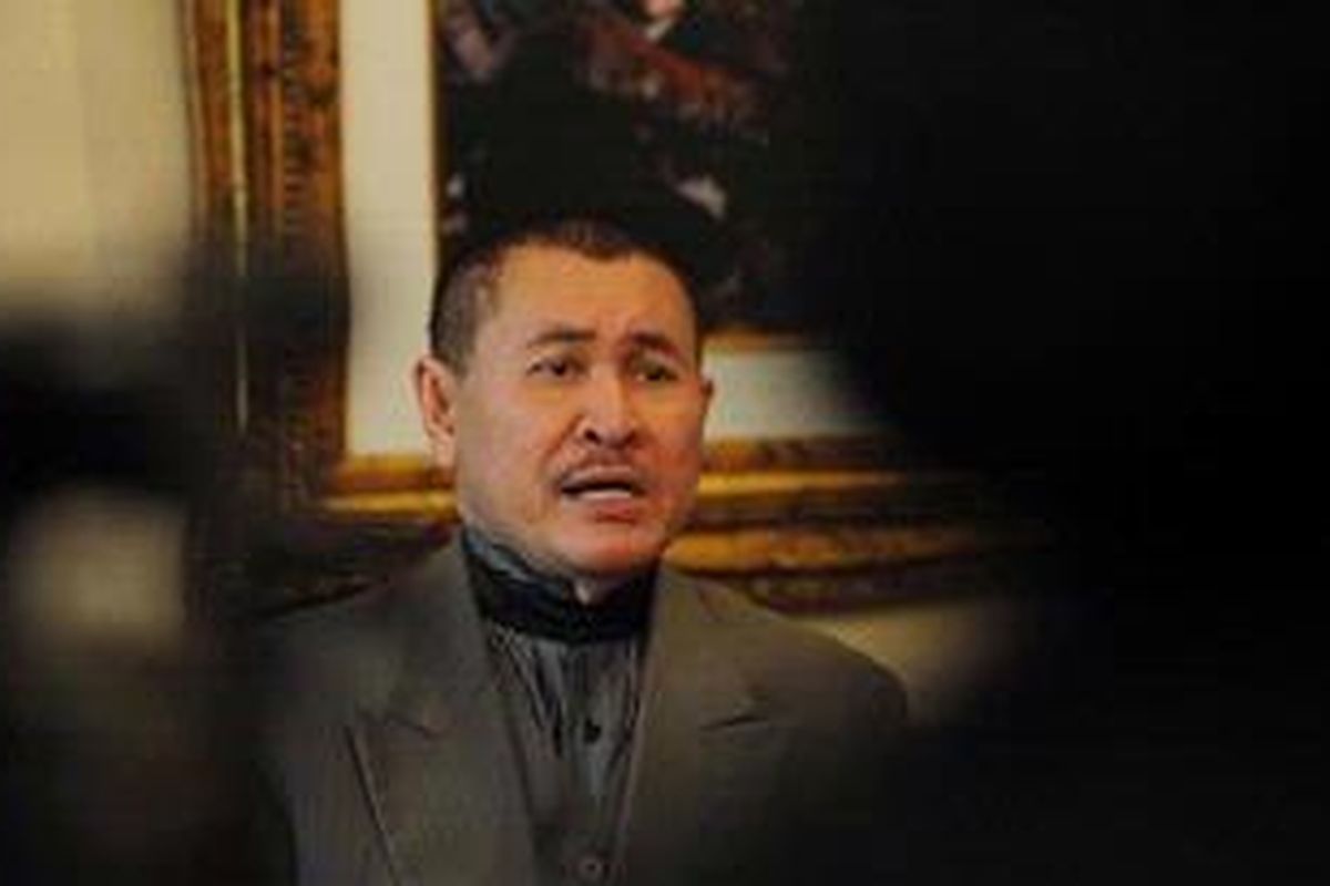 Kuasa hukum Sumaryoto, anggota DPR dari Fraksi PDI Perjuangan, Warsito Sanyoto memberikan keterangan pers terkait pemerasan oknum anggota DPR terhadap BUMN di Jakarta, Selasa (6/11). Sumaryoto melalui kuasa hukumnya membantah telah melakukan pemerasan terhadap BUMN.