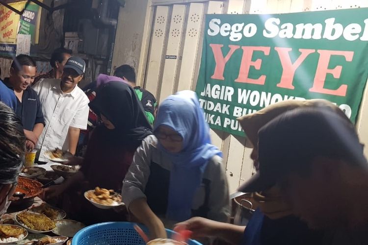 Warung sambal May Yeye Wonokromo Surabaya dipenuhi pembeli