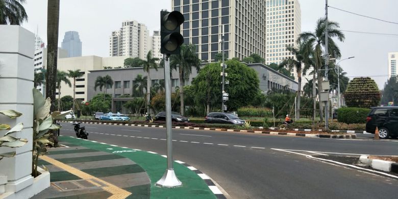 Jalur sepeda di trotoar Jalan Asia Afrika, tepatnya di luar gerbang kompleks Gelora Bung Karno (GBK), terhalang tiang lampu lalu lintas. Foto diambil Selasa (31/7/2018).