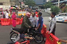 Meski Dilarang, Pengendara Motor Ngotot Melintas di Jalan Jatibaru