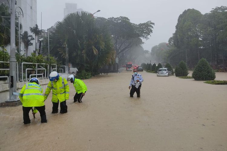 Banjir bandang yang merendam Kuala Lumpur, Malaysia, Senin (25/4/2022) sore.