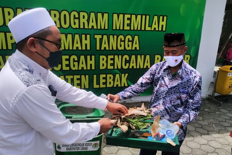 Seremoni pemisahan sampah dalam pengajian umum bertema lingkungan di Masjid Al Manshurin, Desa Ancol, Rangkasbitung, Kabupaten Lebak, Banten, Minggu, (14/11/2021).  