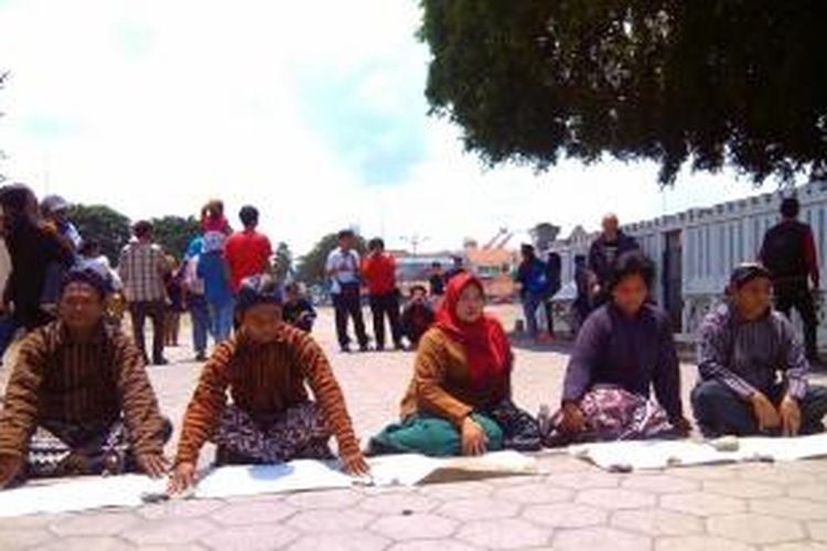 Mengenakan pakaian jawa, lima orang PKL aksi topo pepe di alun-alun Utara Keraton Ngayogyakarta Hadiningrat