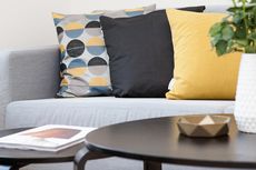 5 Tips Menata Sofa dengan Bantal agar Menarik