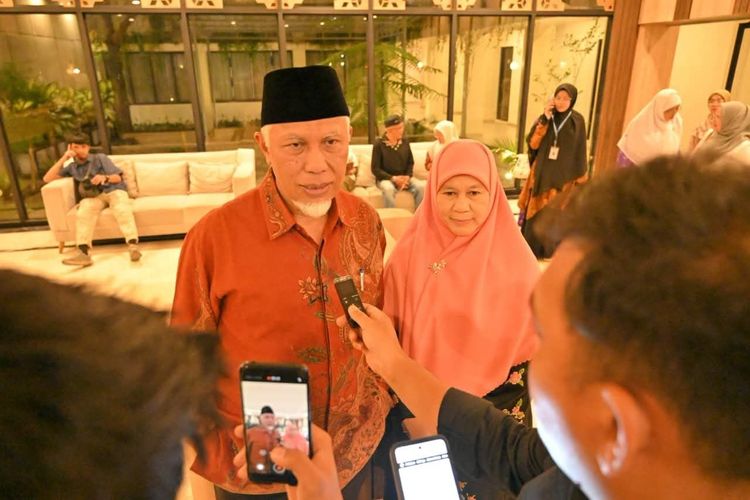 Usai Viral Warga Tanam Pohon Pisang di Jalan Rusak, Gubernur Sumbar Siapkan Rp 20 Miliar untuk Perbaikan