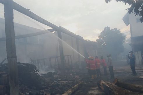 Gudang Mebel Jati di Nganjuk Terbakar, Kerugian Ditaksir Mencapai Rp 1 Miliar