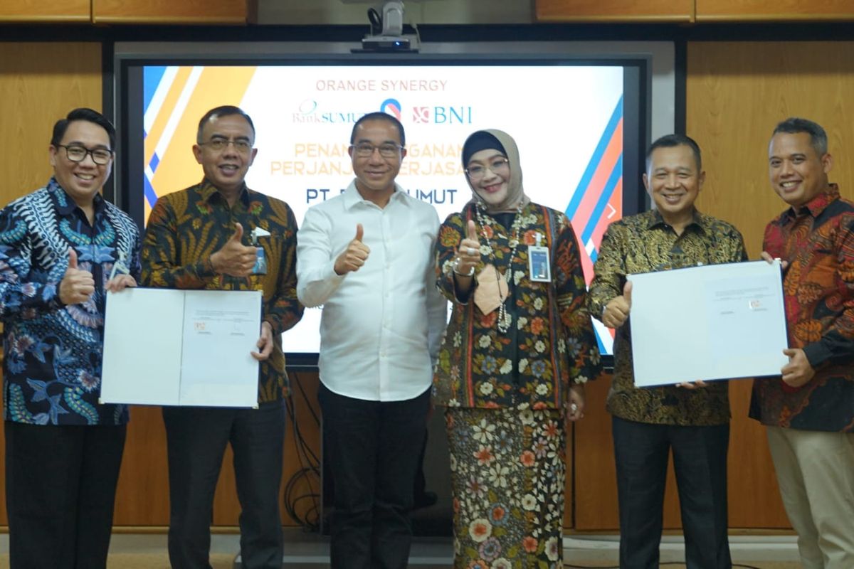 (Ki-ka) VP Divisi Bisnis Kartu BNI Erick Runtu, Pemimpin BNI Wilayah Medan Teddy M Isman, Direktur Utama Bank Sumut Rahmat Fadillah Pohan, Wakil Direktur Utama BNI Adi Sulistyowati, Direktur Pemasaran Bank Sumut Hadi Sucipto, dan Pemimpin Divisi Operasional Bank Sumut Heru Mardiansyah usai penandatanganan kerja sama Penerbitakan Kartu Kredit Pemerintah Domestik (KKPD) di Medan, Jumat (9/9/2022)