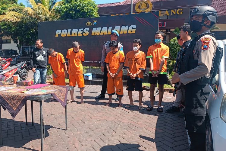 Lima pelaku pencurian kendaraan bermotor, termasuk pelaku pencurian mobil saat dirilis di Mapolres Malang, Selasa (23/5/2023)