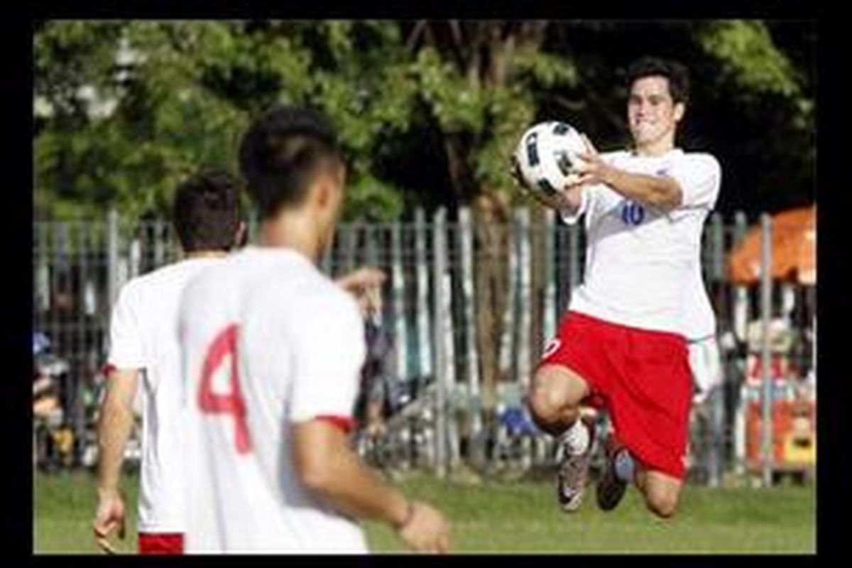 Pemain timnas Filipina, Philip Younghusband, lompat sambil memegang bola dalam latihan di Lapangan ABC, Kompleks Stadion Gelora Bung Karno, Sabtu (18/12/2010).