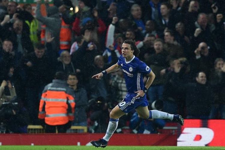 Bek Chelsea, David Luiz, merayakan golnya seusai membobol gawang Liverpool di Anfield pada 31 Januari 2017.  
