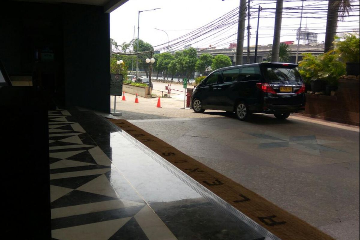 Seorang pria datang dengan menggunakan taxi ke Hotel Alexis, Rabu (1/11/2017). Pria itu tidak tahu kalau hotel tersebut sudah tidak beroperasi lagi.