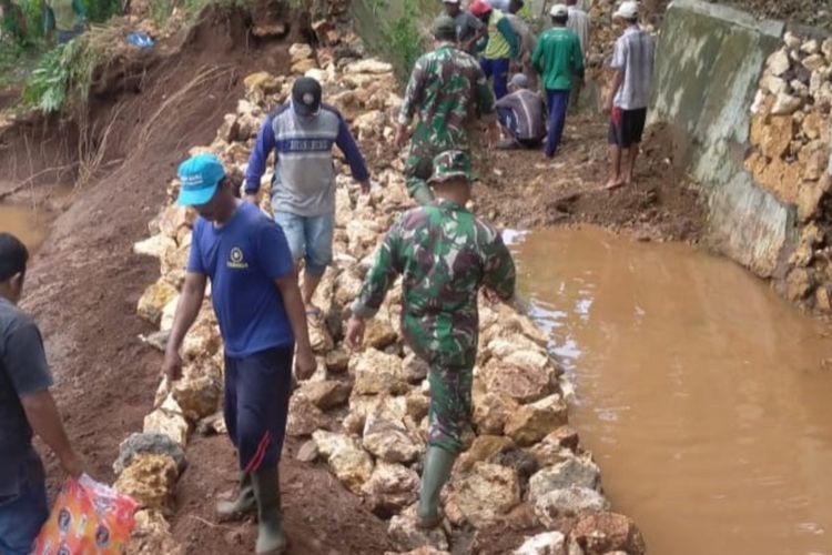 Kondisi rumah warga rusak dan tanggul sungai jebol di Kecamatan Kerek, Tuban usai diterjang banjir bandang