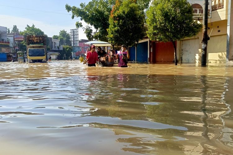 Banjir setinggi pinggang orang dewasa, menggenangi Jalan Raya Dayeuh Kolot, Kabupaten Bandung, Jawa Barat, Jumat (5/12/2025), banjir tersebut akibat luapam sungai Citarum yang terjadi pada Kamis malam