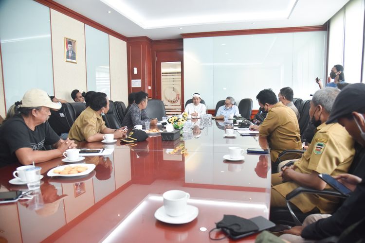 Wakil Ketua Komisi IV DPR Dedi Mulyadi saat memediasi warga dengan perusahaan terkait kasus kebocoran limbah pabrik di Purwakarta, Senin (12/9/2022).