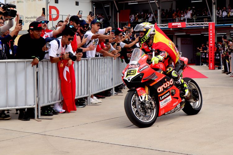 Pembalap Alvaro Bautista disambut fans saat menuju parc ferme (tempat parkir khusus pembalap yang naik podium) usai Race 1 World Superbike 2022 di Sirkuit Pertamina Mandalika, Lombok, Nusa Tenggara Barat, Sabtu (12/11/2022) siang. Terkini, Alvaro Bautista berhasil memenangi Race 1 WSBK Mandalika 2023. Selanjutnya, Race 2 bakal digelar hari ini, Minggu (5/3/2023). Artikel ini menyediakan link live streaming WSBK Mandalika 2023.