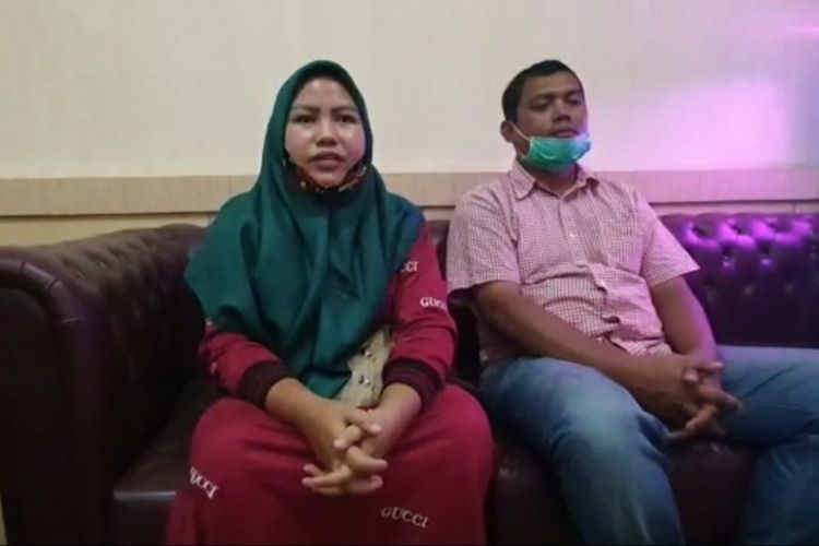 Evitasari (28) Pedagang Kaki Lima (PKL) di pasar 16 ilir bersama suaminya memberikan klarifikasi terkait video pengakuan viralnya karena terlibat keributan dengan istri mantan Wakapolda Sumsel di Polrestabes Palembang, Kamis (13/8/2020).