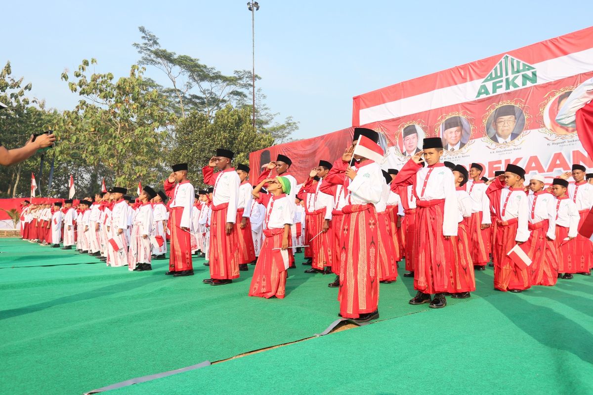 Behaestex memberikan sarung kepada petugas upacara bendera 17 Agustus 2023 di ratusan pondok pesantren dalam program Gebyar Sarung Atlas Merah Putih.  