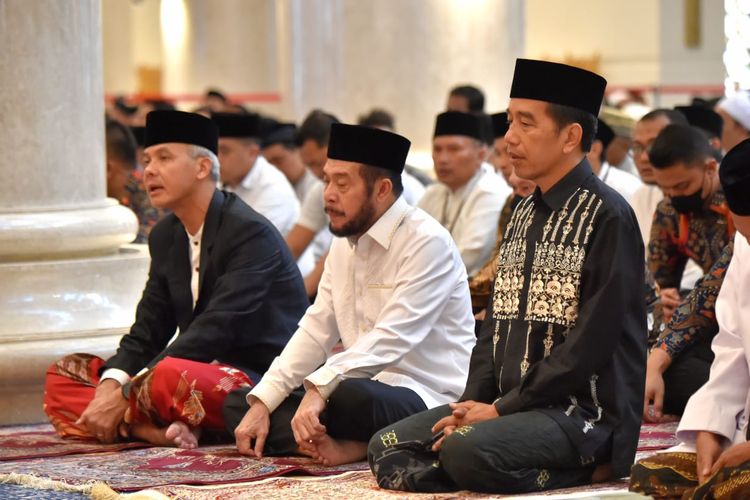 Presiden RI Joko Widodo dan Gubernur Jawa Tengah Ganjar Pranowo melaksanakan Shalat Idul Fitri 1444 H di Masjid Raya Sheikh Zayed, Solo, Jawa Tengah, Sabtu (22/4/2023).