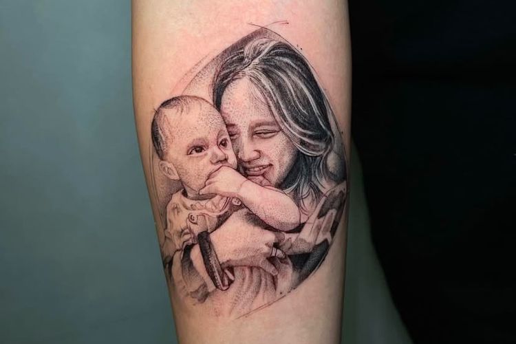 Gambar tato bergaya surealis menjadi karakter seniman tato di Surabaya, Anggara Yuniarto (42), Selasa (18/2/2025)