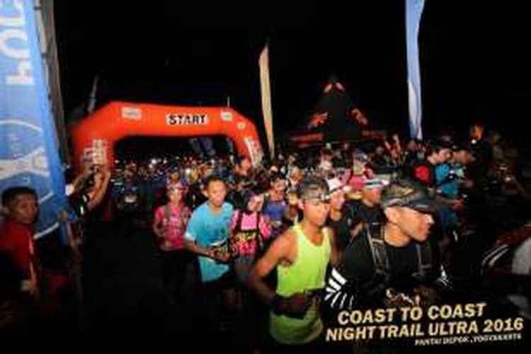 Awal perjalanan lari malam di Coast To Coast Night Trail Ultra 2016