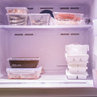 Ilustrasi freezer, menyimpan makanan di freezer.