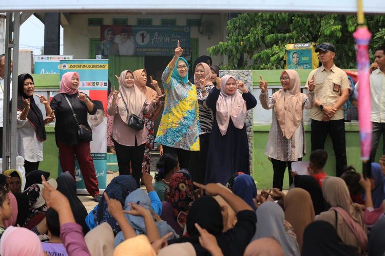 Calon gubernur Banten Airin Rachmi Diany saat bersilaturahmi dengan masyarakat di Kecamatan Cikeusik, Kabupaten Pandeglang, Selasa (29/10/2024).  
