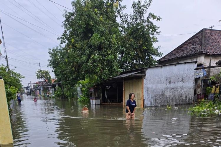 Banjir yang melanda di wilayah barat Kabupaten Pasuruan menyisakan di tiga desa. Diantaranya di Desa Kedungringin Kecamatan Beji Kabupaten Pasuruan, Jum'at (17/01/2025) 