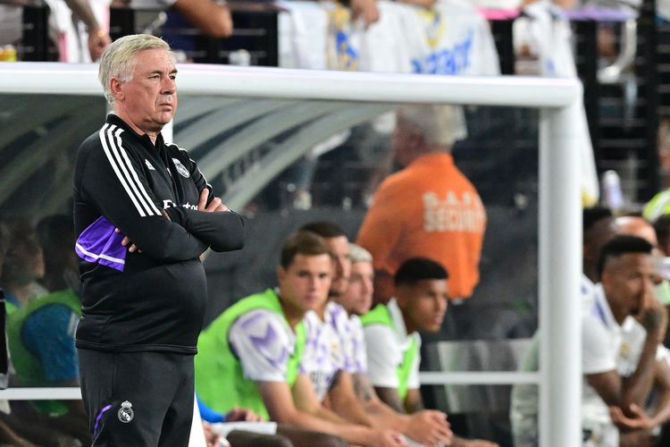 Pelatih Real Madrid, Carlo Ancelotti, memantau aksi pasukannya ketika melakoni laga pra-musim melawan Barcelona di Stadion Allegiant, Las Vegas, Nevada, Minggu (24/7/2022) pagi WIB. Real Madrid, yang tampil tanpa Karim Benzema, kalah 0-1 dalam el clasico tersebut.