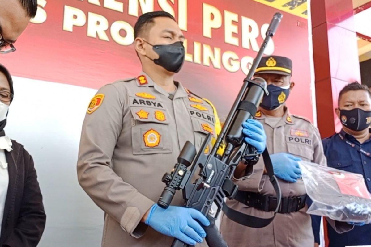 Arsya menunjukkan senapan yang digunakan Daud hingga membuat nyawa Idam melayang. 