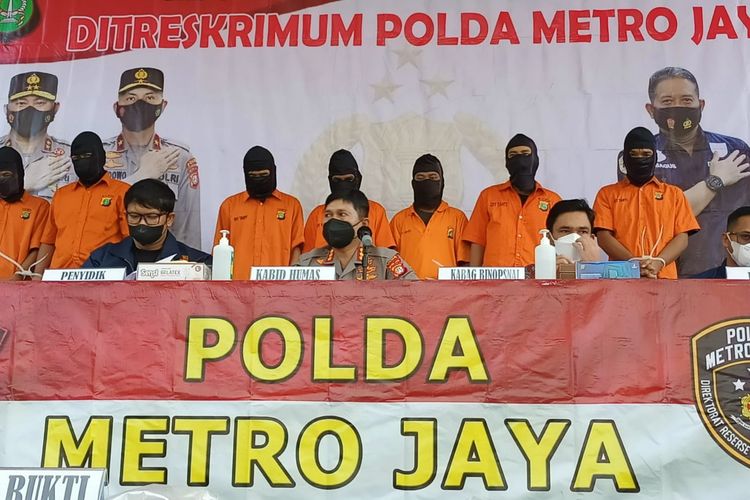 Kabid Humas Polda Metro Jaya Kombes Endra Zulpan (tengah) saat konferensi pers di Mapolda Metro Jaya, Jumat (31/12/2021).