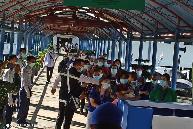 81 tenaga kerja Indonesia (TKI) dideportasi dari Malaysia ke Batam dan ke Pelabuhan Internasional Sribintan Pura, Selasa (24/3/2020) sore kemarin. 81 orang TKI terdiri dari laki-laki 46, 33 orang perempuan dan dua orang anak-anak dalam keadaaan sehat.