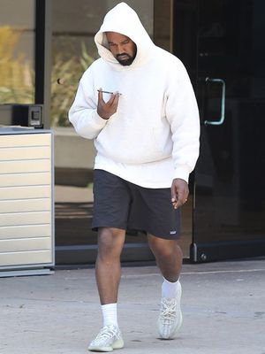 Kanye West tertangkap kamera mengenakan sepatu yang disebut sebagai koleksi terbaru Yeezy,  di Los Angeles, Amerika Serikat. Sepatu ini disebut sebagai penerus koleksi Boost 350 V2.