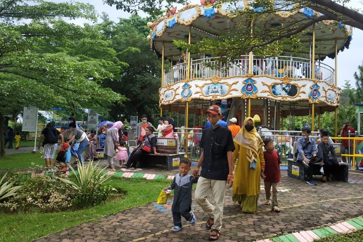 Sejumlah pengunjung di Taman Legenda Keong Mas, Taman Mini Indonesia Indah, pada hari pertama Idul Fitri, Senin (2/5/2022).