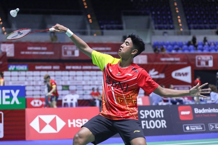 Pebulu tangkis muda Indonesia, Alwi Farhan, saat berlaga pada ajang Kejuaraan Dunia Junior 2022 untuk nomor beregu campuran atau Piala Suhandinata. Indonesia berhasil menyapu bersih kemenangan atas Latvia pada laga perdana Grup A di Palacio de Deportes de Santander, Santander, Spanyol, Senin (17/10/2022).