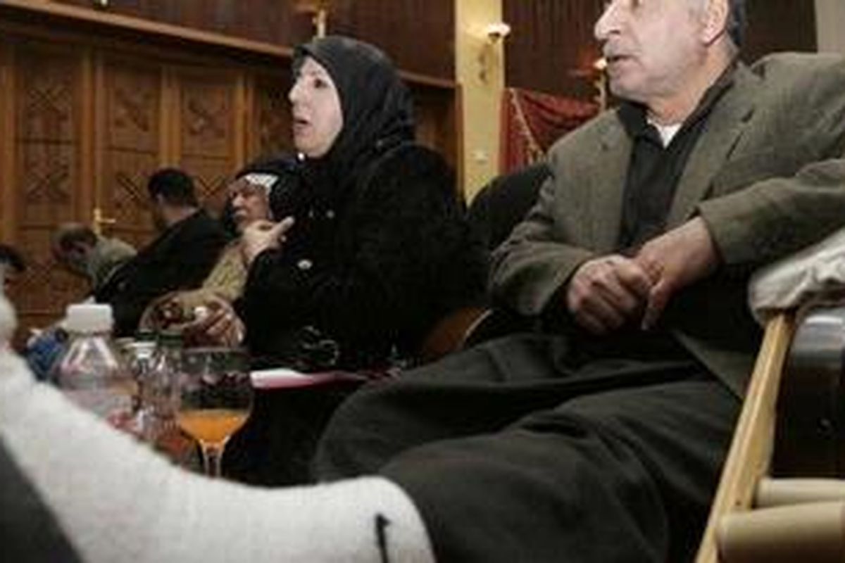 Pria yang mengaku dicederai oleh perusahaan keamanan AS Blackwater ini mendengarkan konferensi pers yang diadakan oleh juru bicara pemerintah Iraq Ali al-Dabbagh di Baghdad pada 18 Januari 2010. Iraq telah mengajukan ke sejumlah pengacaranya di AS agar mengambil tindakan hukum terhadap Blackwater untuk mempertanggung- jawabkan sejumlah korban yang ditembak oleh pengawal keamanan Blackwater lewat operasi keamanan selama tahun 2007 