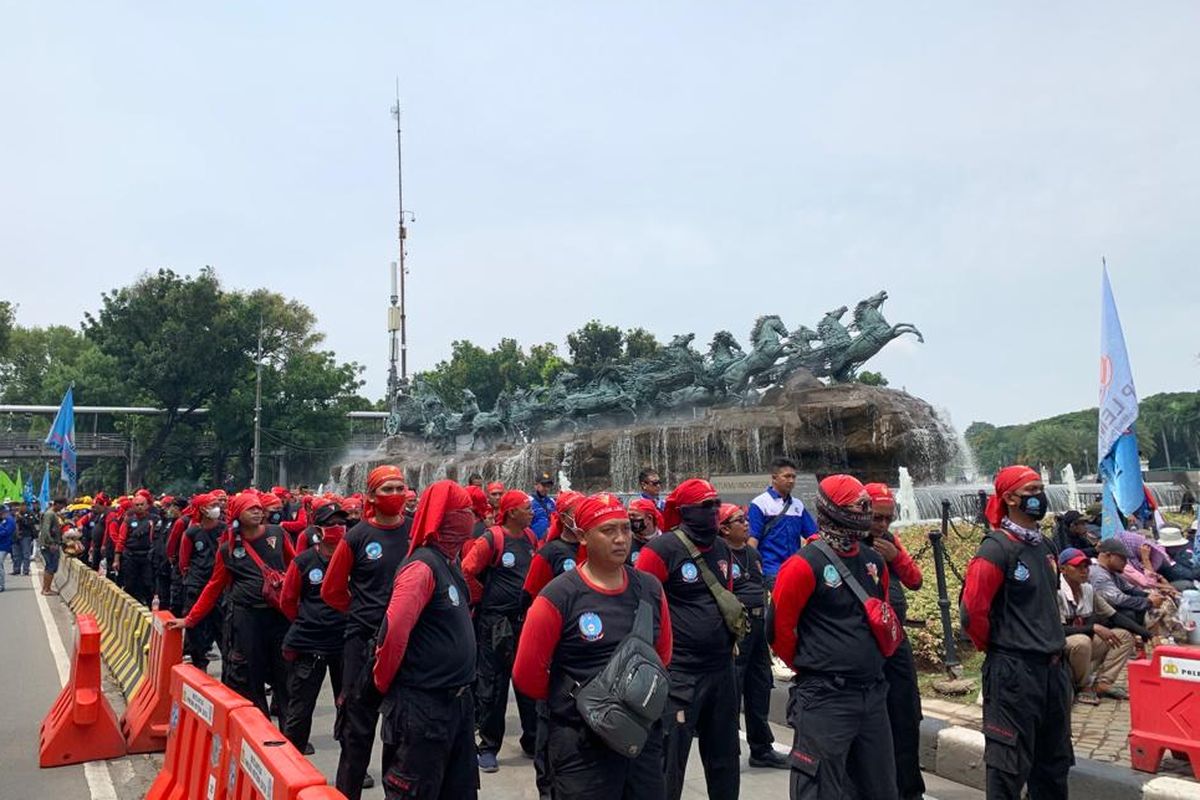 Massa buruh dari berbagai serikat dan konfederasi menggelar aksi unjuk rasa menolak kenaikan harga BBM di kawasan Patung Kuda, Jakarta Pusat, Senin (10/10/2022).