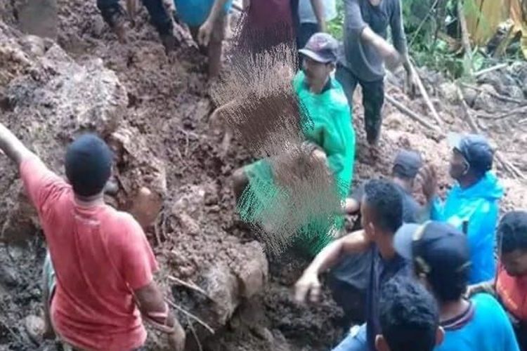 Warga Kampung Colol, Desa Colol, Kecamatan Lambaleda Timur, Kab. Manggarai Timur, NTT sedang evakuasi korban dari lokasi longsor, Kamis, (23/3/2023). 