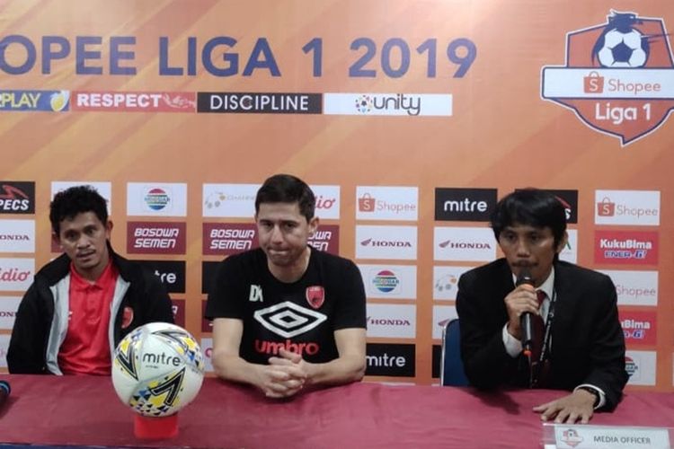 Pelatih PSM Makassar Darije Kalezic (tengah) saat menghadiri konferensi pers usai laga melawan PS Tira-Persikabo FC di Stadion Andi Mattalatta, Makassar, Kamis (19/9/2019).