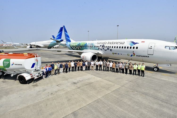 Para tamu undangan berfoto di depan pesawat Boeing 737-800 yang akan melakukan uji coba terbang menggunakan Bioavtur j2.4 menuju Pelabuhan Ratu. Tangerang, Banten, Rabu (04/10/2023).
