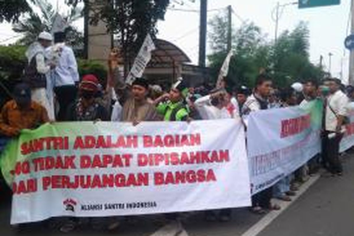 Ratusan santri dari Aliansi Santri Indonesia menggelar aksi demo di depan kantor DPP PKS, Jalan TB Simatupang, Pasar Minggu, Jakarta, Kamis (3/7/2014).
