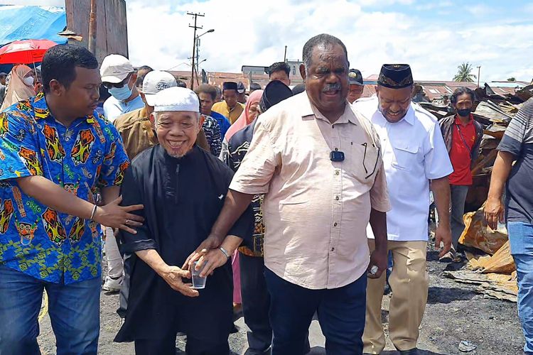 Cagub Elisa Kambu Datangi Korban Kebakaran di Pasar Remu Sorong