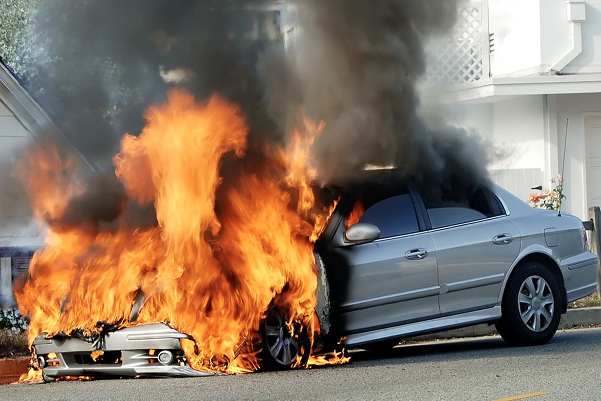 Ilustrasi mobil terbakar secara tiba-tiba