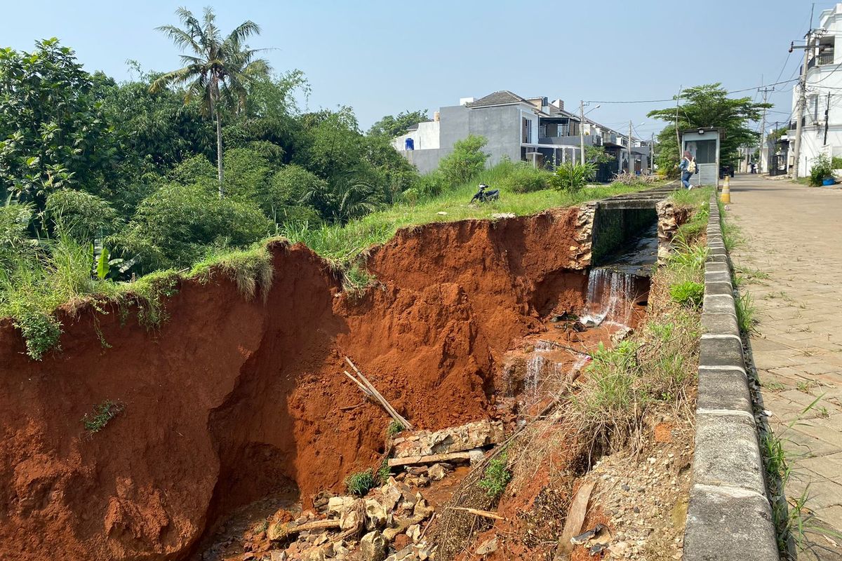 Penampakan tanah longsor di Perumahan New Anggrek 2, Grand Depok City (GDC), Sukmajaya, Kota Depok, dengan kedalaman hingga 10 meter, Selasa (7/5/2024).