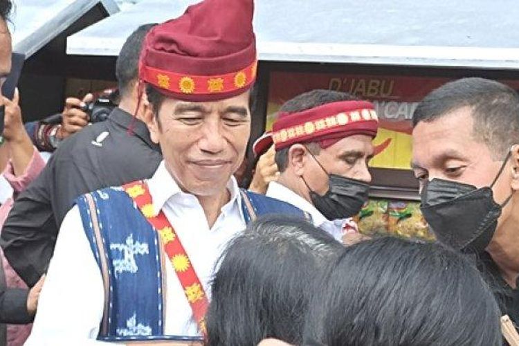 residen Jokowi saat mengunjungi masyarakat di Pasar Bobou, Kabupaten Ngada. (Pos Kupang/Robert Ropo)