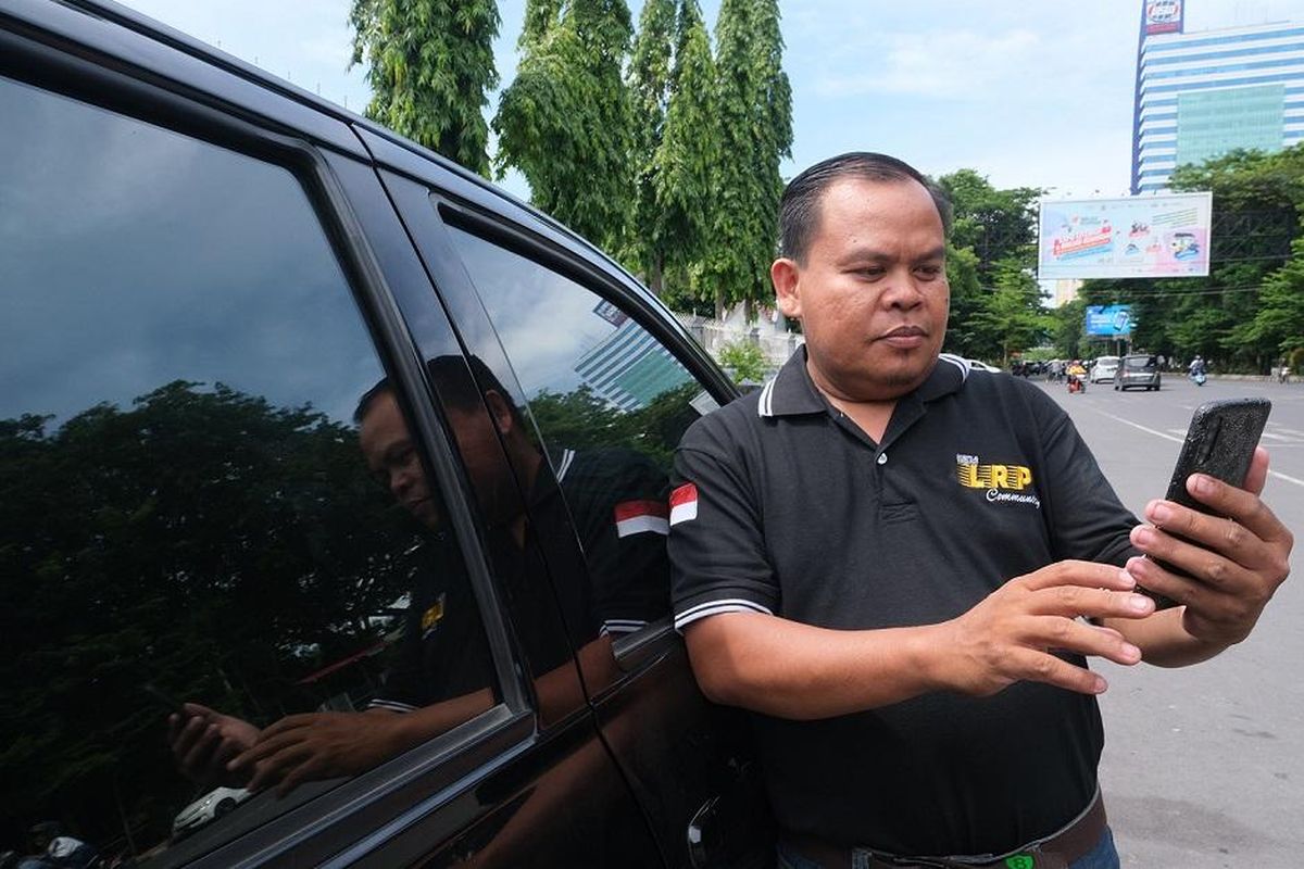 Di tengah merebaknya virus corona, Maddaremmeng memtuskan untuk tetap melayani pelanggan GrabCar ke berbagai tempat tujuan.